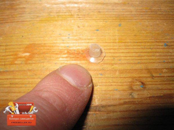Изготовление кнопки включения светодиодного фонарика из шприца