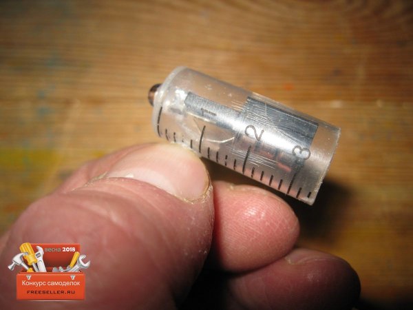 Изготовление кнопки включения светодиодного фонарика из шприца