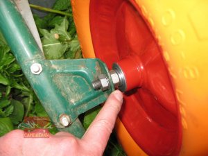 Как поставить колесо с короткой ступицей на садовую тачку