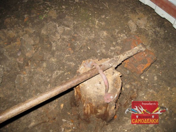 Как можно легко и быстро вытащить из земли основание деревянного столба, при помощи простенького приспособления, сделанного на скорую руку.
