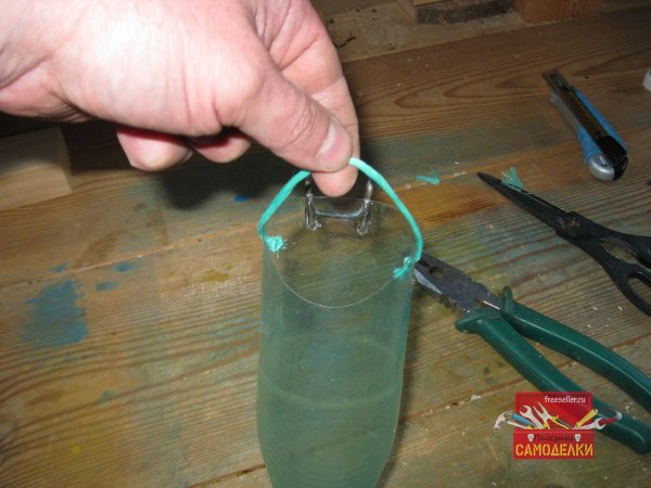 Чехол из пластиковой бутылки под брусок для заточки косы