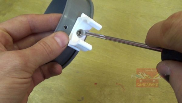 Изготовление органайзера из труб. Прикручиваем крепление к заглушке.