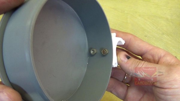 Изготовление органайзера из труб. Прикручиваем крепление к заглушке.