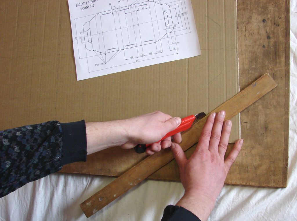 как сделать ровным картон. вырезать круг из картона. как сделать ровным картон. ящик для инструментов своими руками из картона. нарезанный картон.