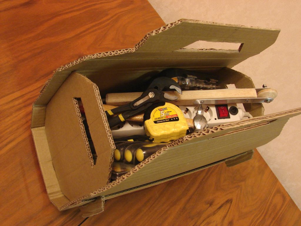 Самодельный переносной ящик для инструмента из картона
