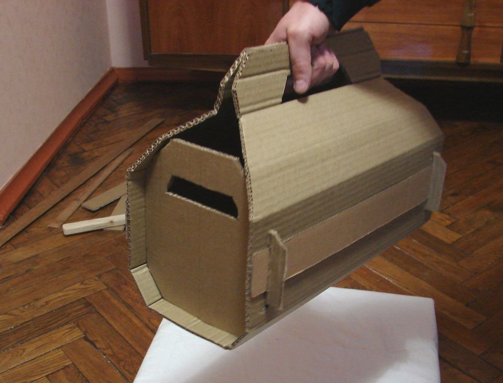Самодельный переносной ящик из картона