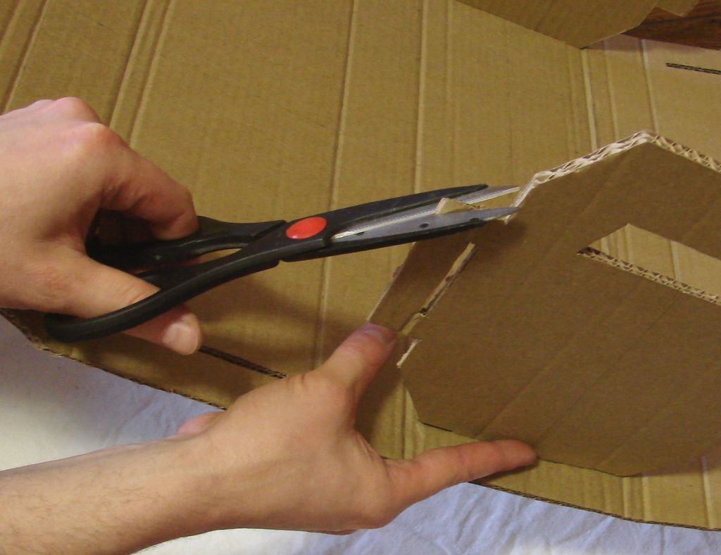 вырезать круг из картона. вырезать круг из картона. фанера с отверстиями. вырезать окружность из картона. вырезать отверстие в фанере.