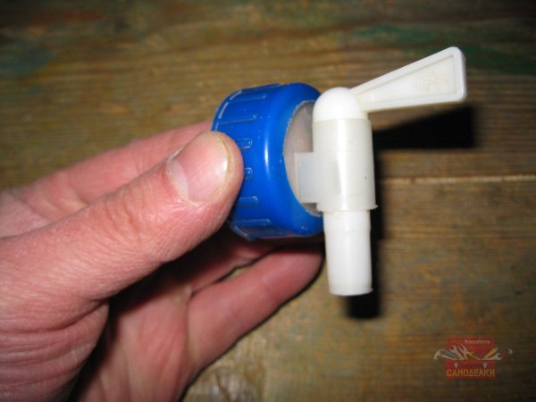 Установка крана в крышку от пластиковой канистры