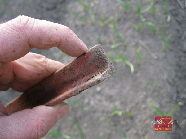 Как вытащить из земли деревЯнные колышки весной