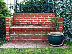 11 идей необычного использования кирпича в саду