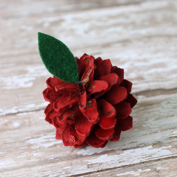 Поделка Яблоко из шишек