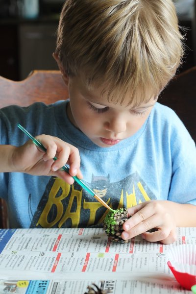 Изготовление поделки яблоко из шишек