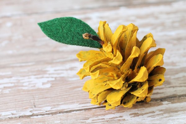 Изготовление поделки яблоко из шишек