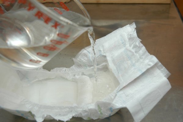 Изготовление грелки из подгузника