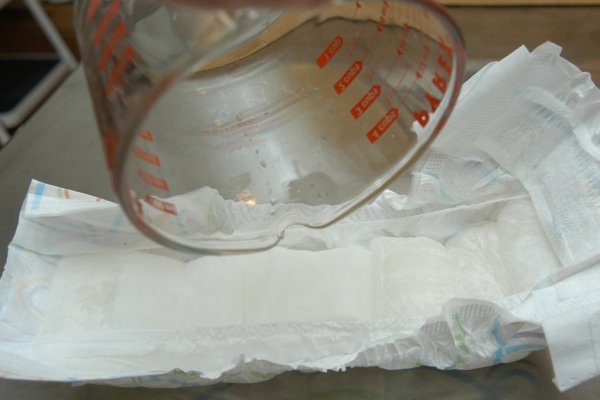 Изготовление грелки из подгузника