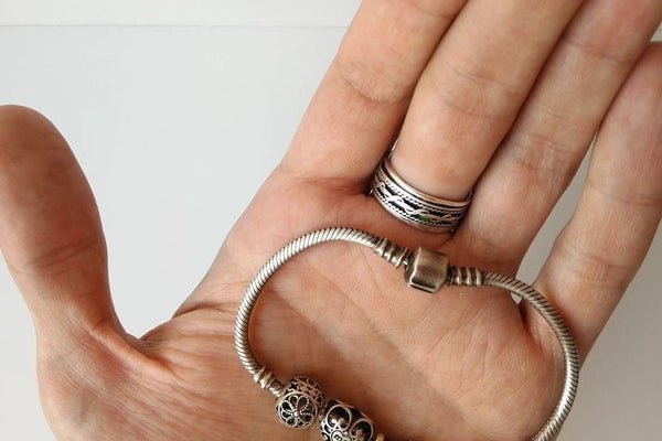 Простой способ очистки серебра от черного налетав домашних условиях.