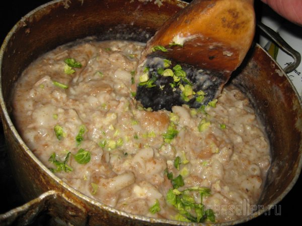 Приготовление подкормки для кур с брюссельской капустой