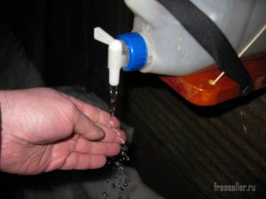 Уличный умывальник из пластиковой канистры с удобным держателем