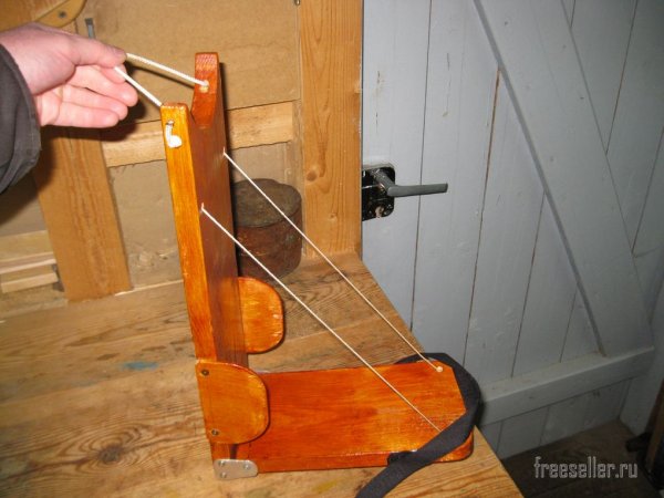 Держатель ждя умывальника из канистры