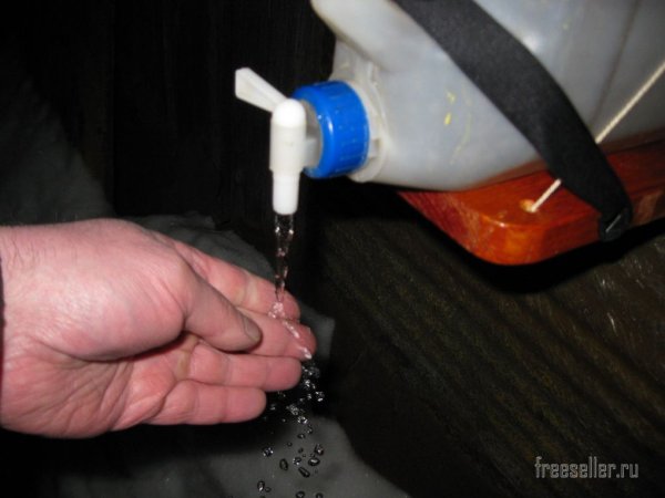 Уличный умывальник из пластиковой канистры с удобным держателем