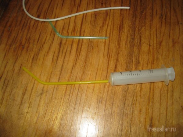 Собираем простое приспособление из одноразового медицинского шприца