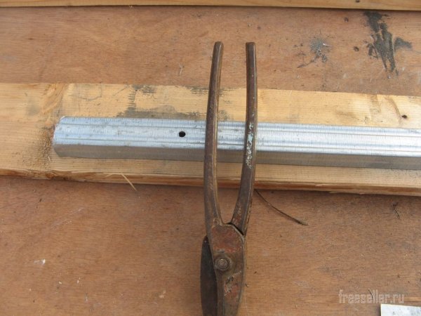 Профиль и ножницы для гипсокартона