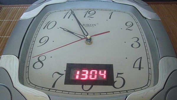 Как сделать двойные часы. Видим время днем и ночью.