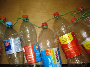 Простой и удобный способ хранения пустых пластиковых бутылок
