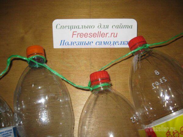 Простой и удобный способ хранения пустых пластиковых бутылок