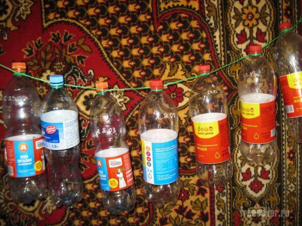 Простой и удобный способ хранения пустых пластиковых бутылок