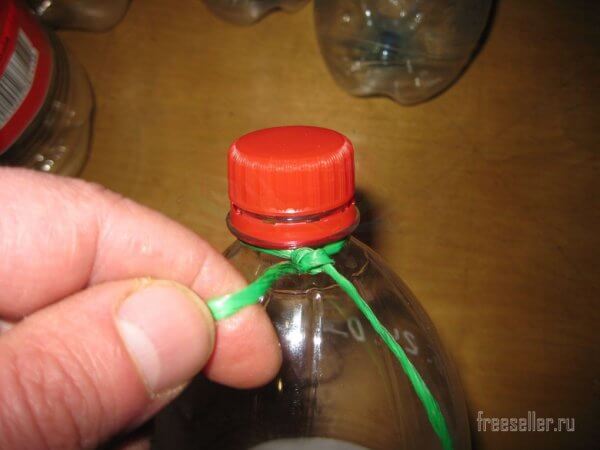 Простой и удобный способ хранения пустых пластиковых бутылок