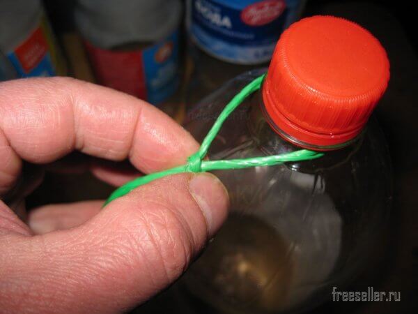 Простой и удобный способ хранения пустых пластиковых бутылок