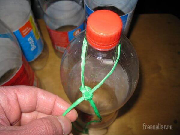 Простой и удобный способ хранения пустых пластиковых бутылок