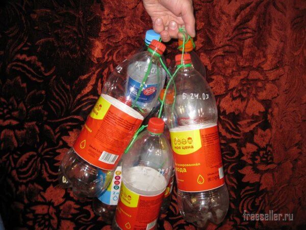 Простой и удобный способ хранения пустых пластиковых бутылок