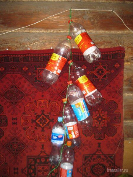 Простой и удобный способ хранения пустых пластиковых бутылок