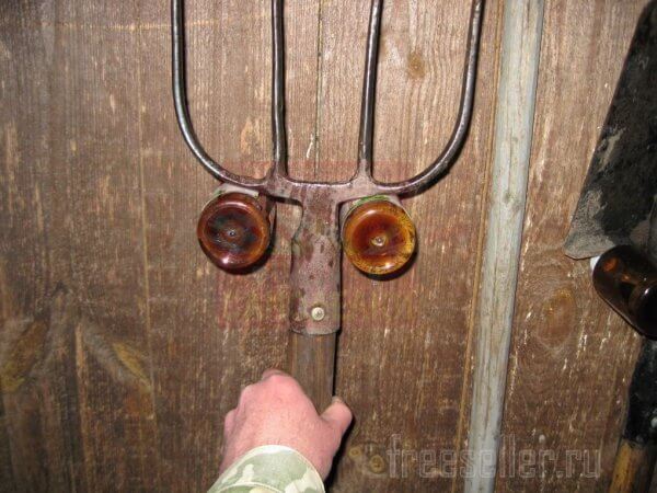 Держатели для вил из пластиковых пузырьков