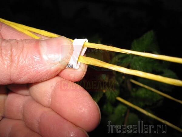 Подвязка малины хлебными хомутами