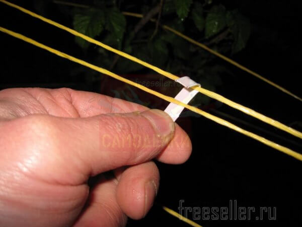 Подвязка малины хлебными хомутами