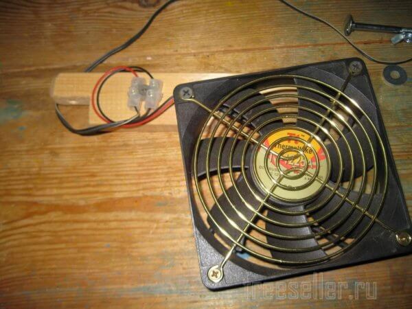 Вентилятор для мастерской из компьютерного кулера. Вид с обратной стороны