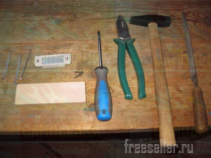 Материалы и инструменты для изготовления переносной вешалки