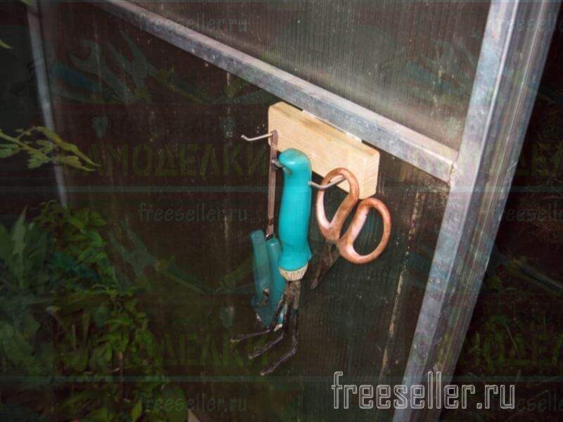 Переносная магнитная вешалка для мелкого садового инструмента