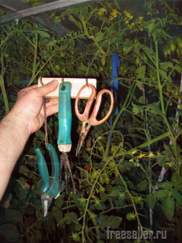 Переносная магнитная вешалка для мелкого садового инструмента