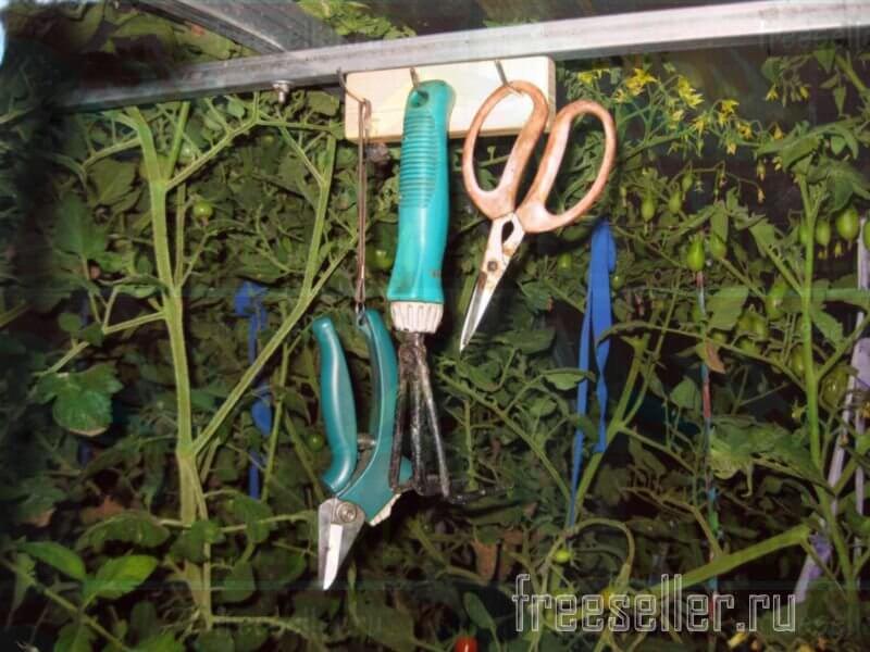 Переносная магнитная вешалка для мелкого садового инструмента