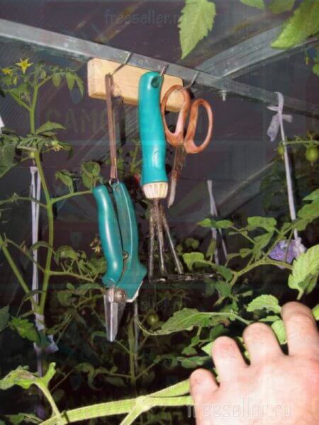 Переносная магнитная вешалка для мелкого садового инструмента