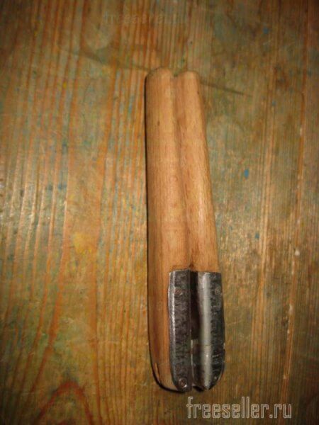 Самодельные компактные щипцы для мелких орехов