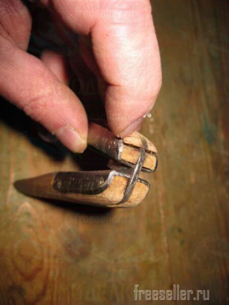 Самодельные компактные щипцы для мелких орехов