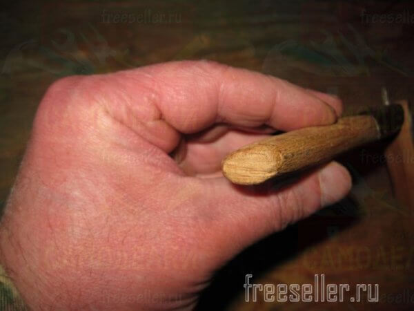 Самодельные компактные щипцы для мелких орехов