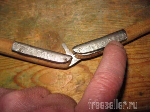 Самодельные компактные щипцы для мелких орехов