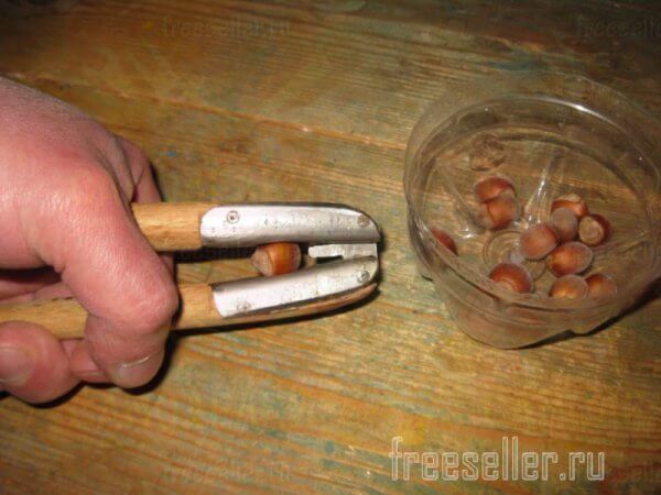 Самодельные компактные щипцы для мелких орехов