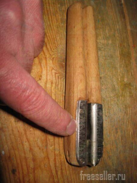 Самодельные компактные щипцы для мелких орехов